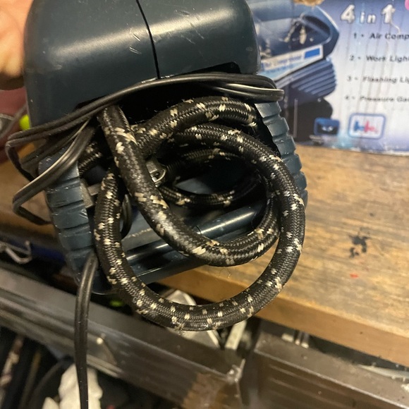 Car Air Compressor 12 Volt With Light - Picture 2 of 7